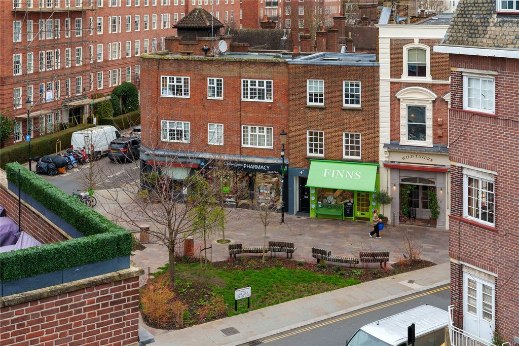 Property photo 2 of 11 Chelsea Green