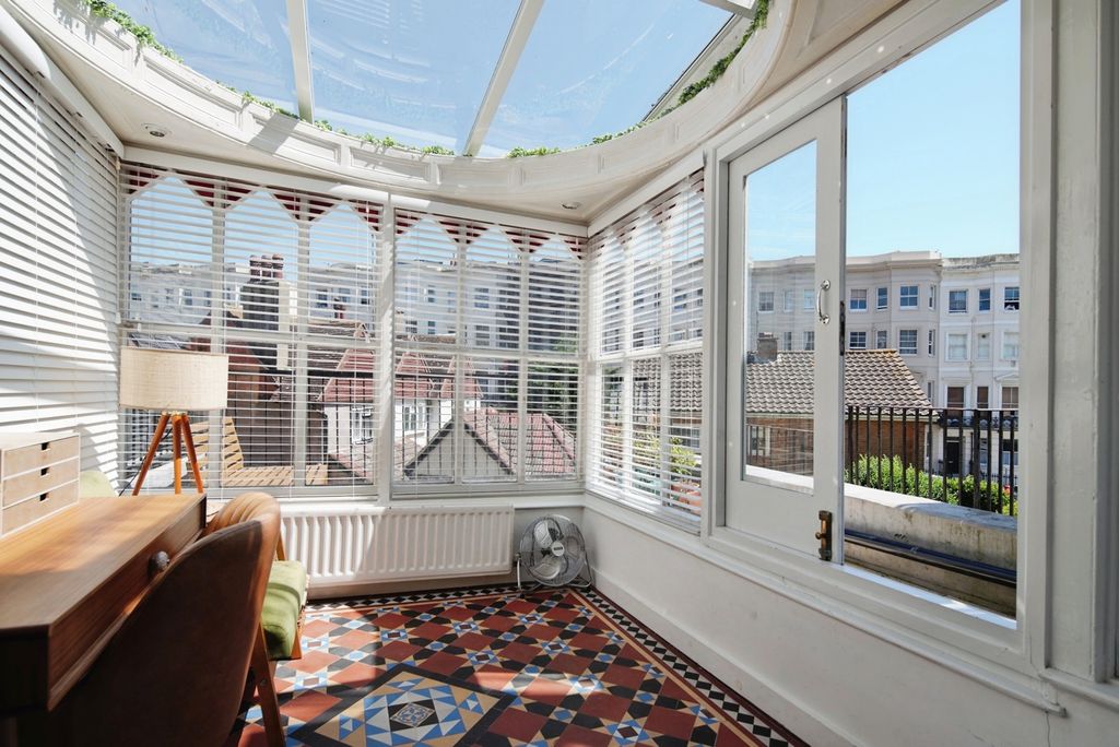 Property photo 3 of 28 Conservatory