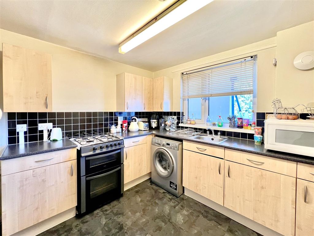 Property photo 3 of 7 Kitchen