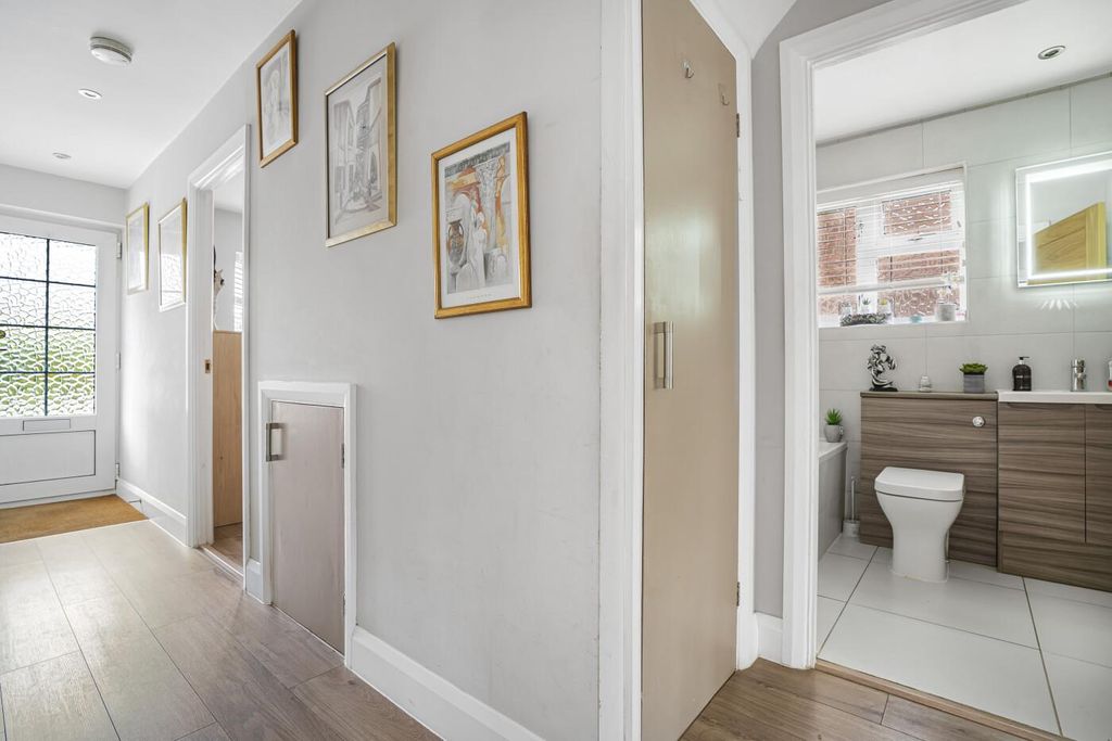 Property photo 2 of 10 Entrance Hall