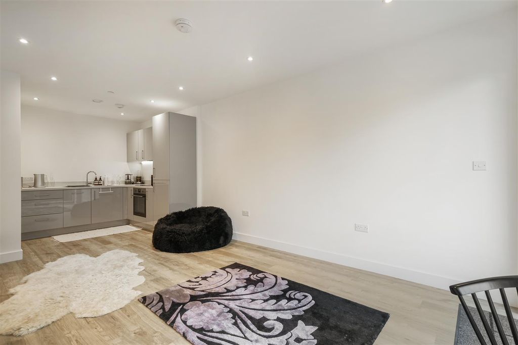 Property photo 3 of 8 Flat 6, Raphis Court - 8Fff8Fp64Qbzs1Ggfehj.Jpg