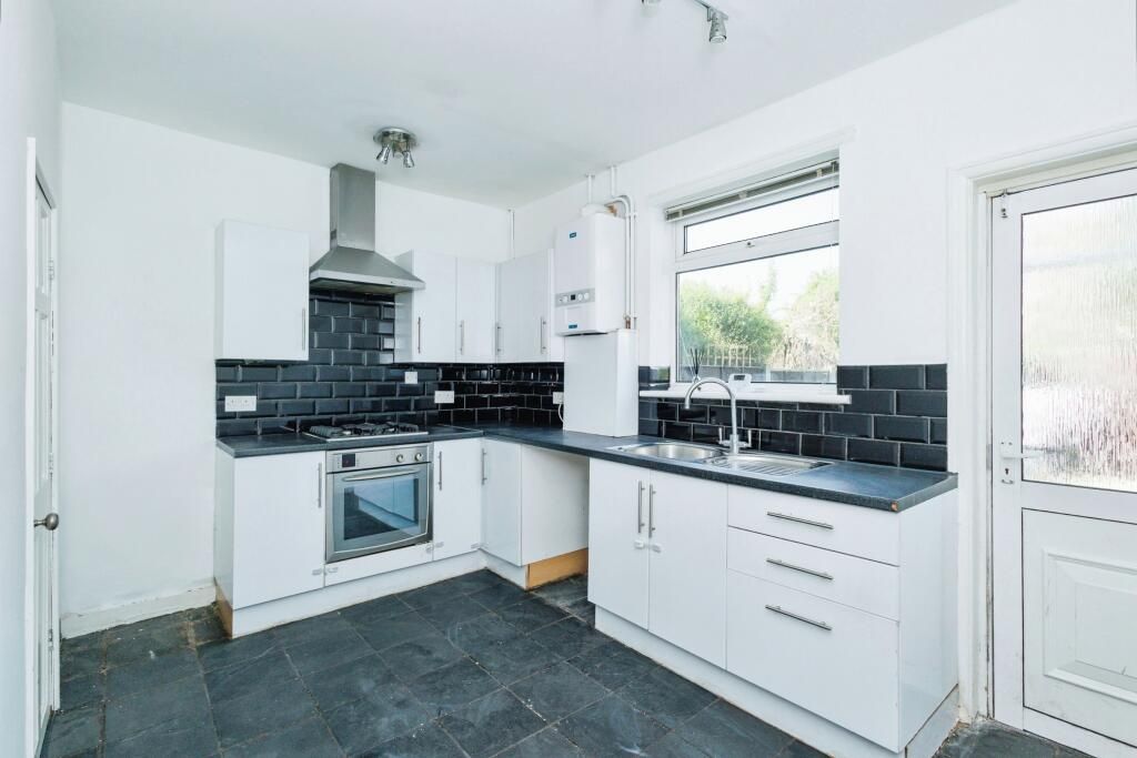 Property photo 3 of 10 Kitchen