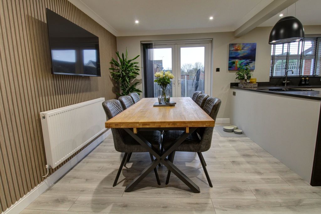 Property photo 3 of 18 Dining Area