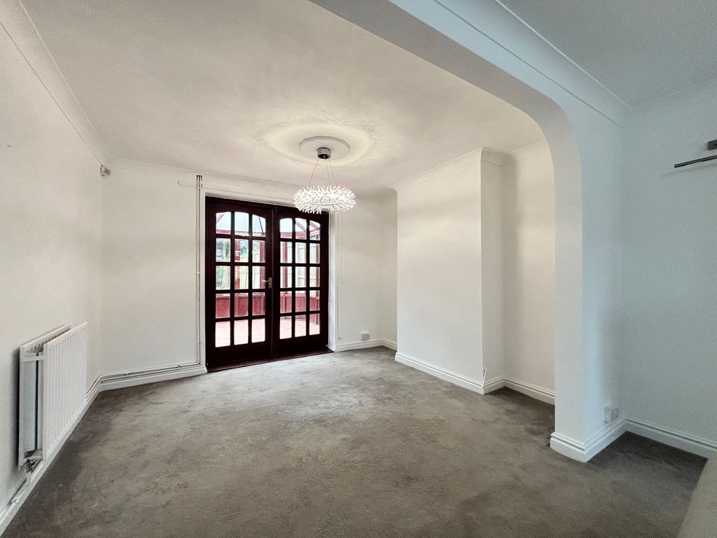 Property photo 3 of 12 Through Lounge