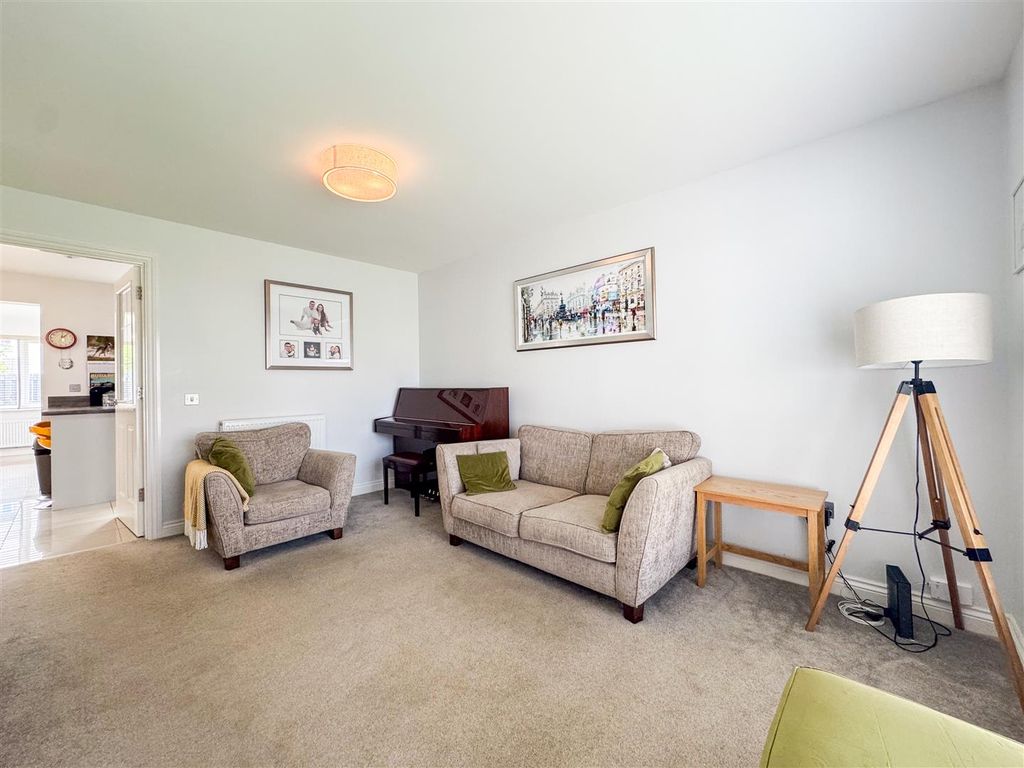 Property photo 3 of 31 Lounge