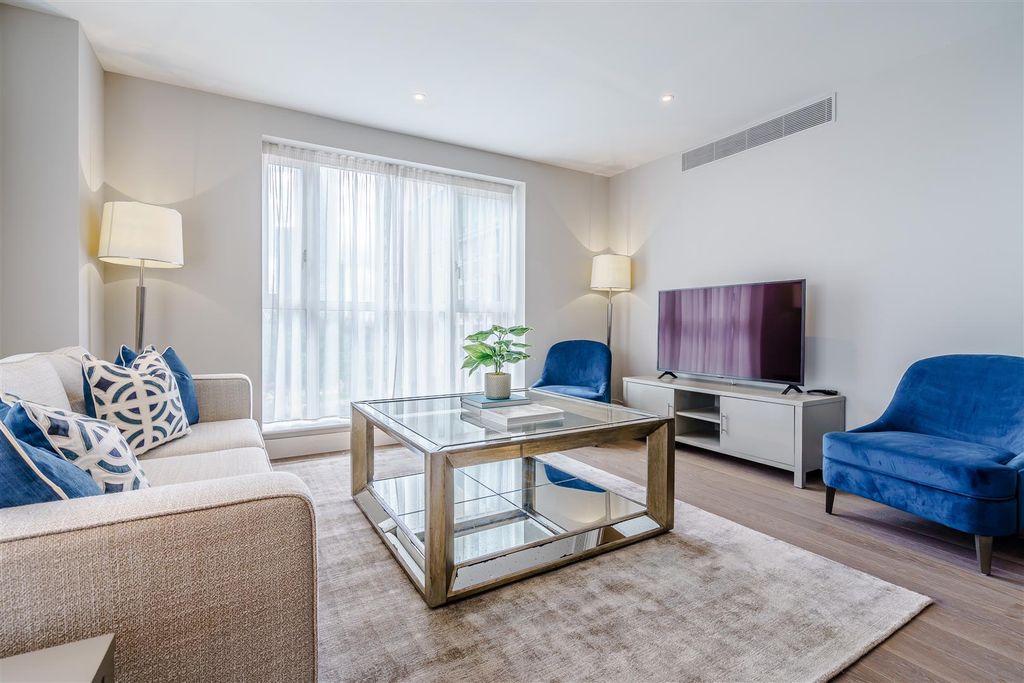 Property photo 3 of 20 8471532-Interior07.Jpg