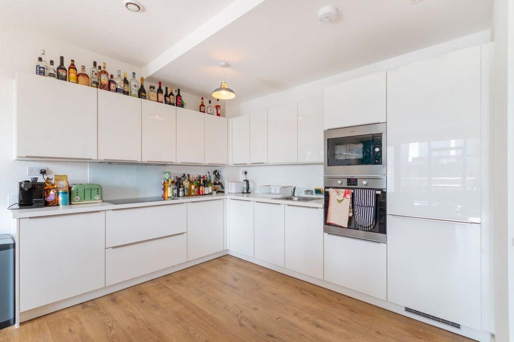 Property photo 3 of 10 Kitchen