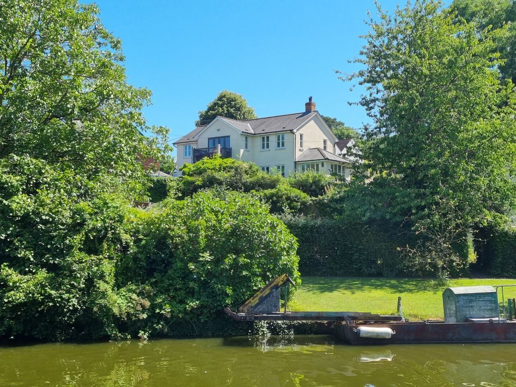 Property photo 2 of 31 Tiverton, Seddons