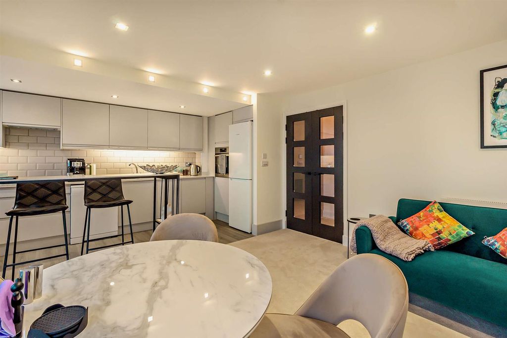 Property photo 3 of 13 8674111-Interior11-800.Jpg