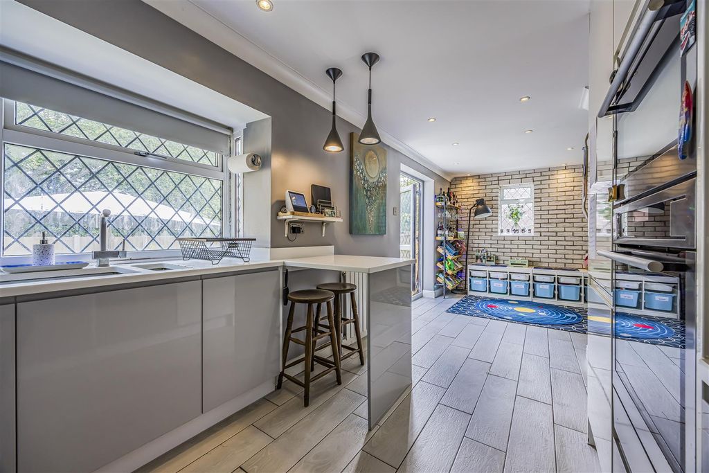 Property photo 2 of 21 19 Covert Grove, Waterlooville-Porticomarketing-So