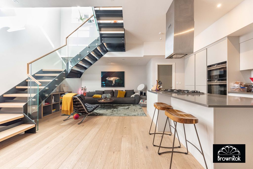 Property photo 1 of 8 6Avery10