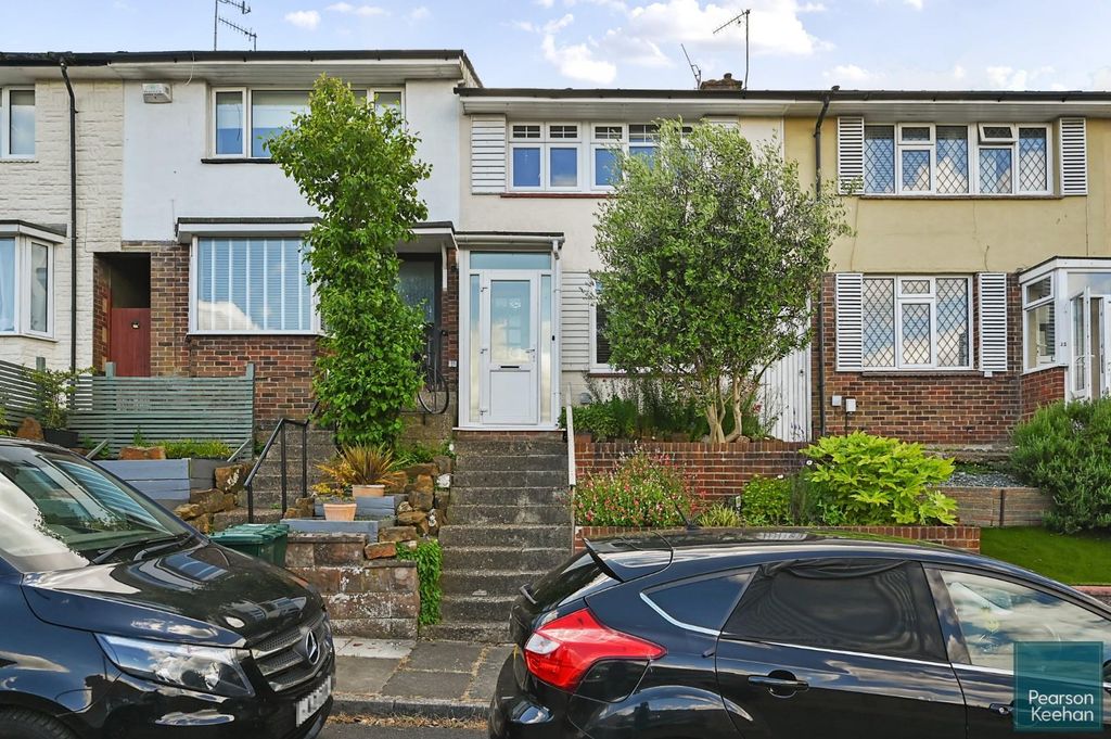 Property photo 2 of 15 24 Dean Close, Bn41 (21).Jpg