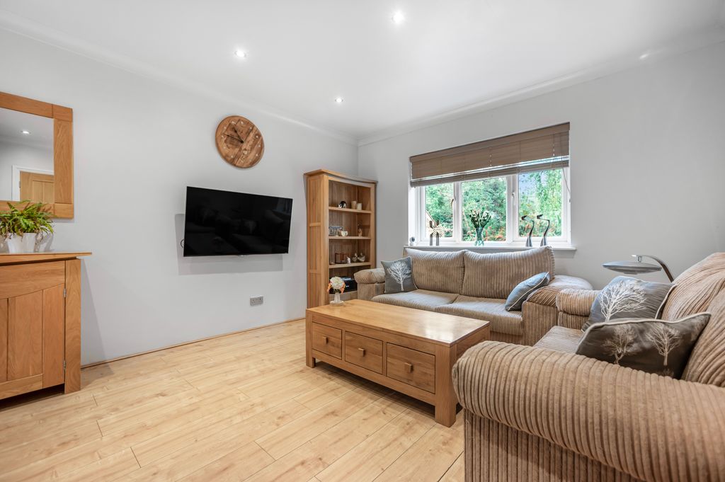 Property photo 3 of 19 Lounge