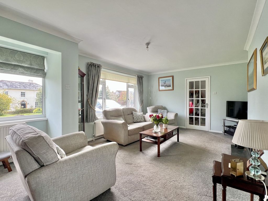 Property photo 3 of 27 Living Room