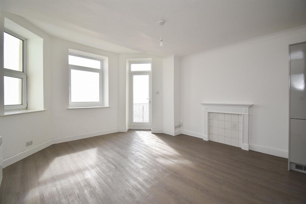 Property photo 2 of 11 Living Space