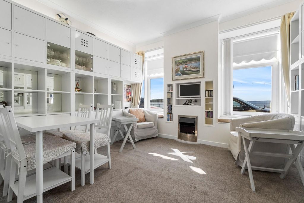 Property photo 3 of 13 4_Fort Street Flat Gr 8 (3).Jpg
