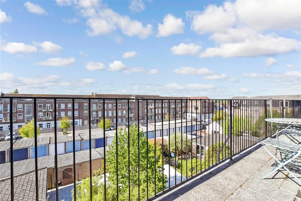 Property photo 3 of 11 Balcony / Terrace