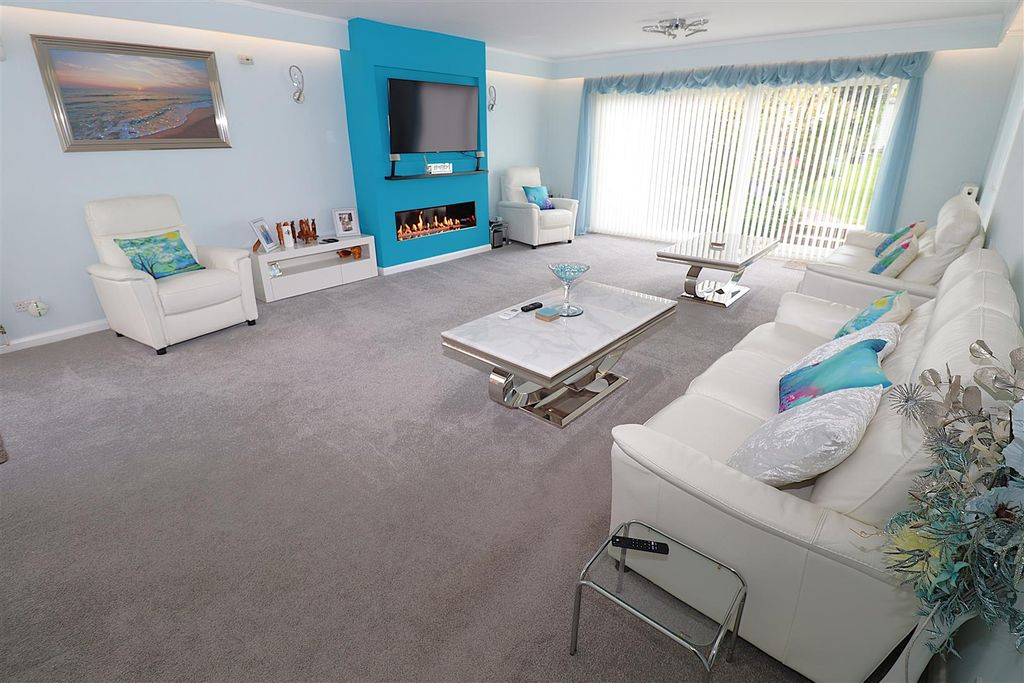 Property photo 2 of 30 Lounge