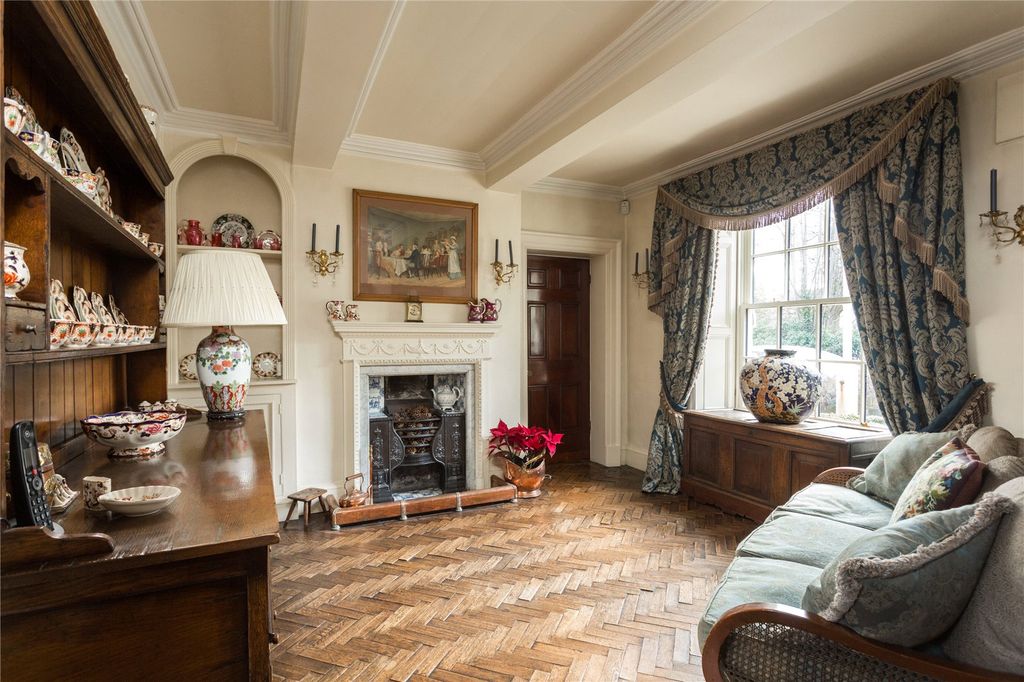 Property photo 3 of 19 Entrance Hall