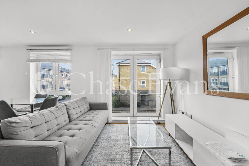 Property photo 3 of 9 Living