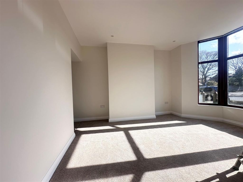 Property photo 2 of 8 5.Jpg