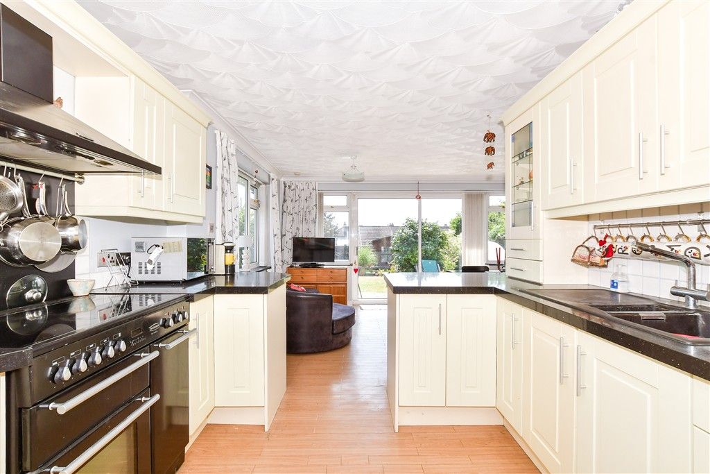 Property photo 3 of 19 Kitchen