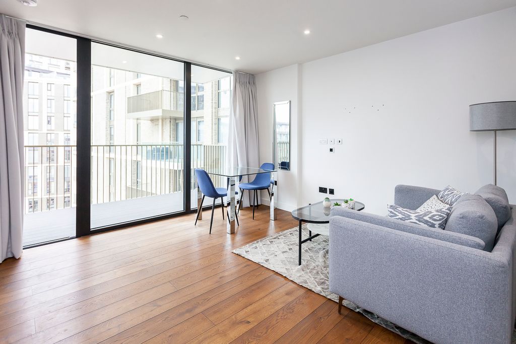 Property photo 3 of 18 Bright