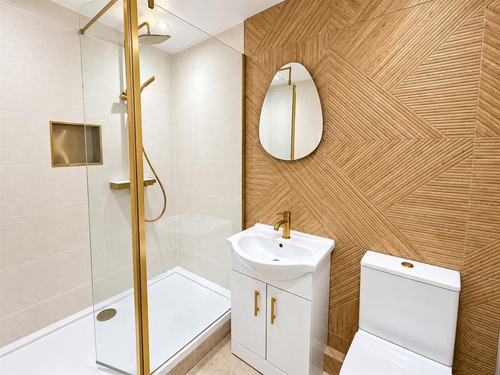 Property photo 1 of 8 Bathroom