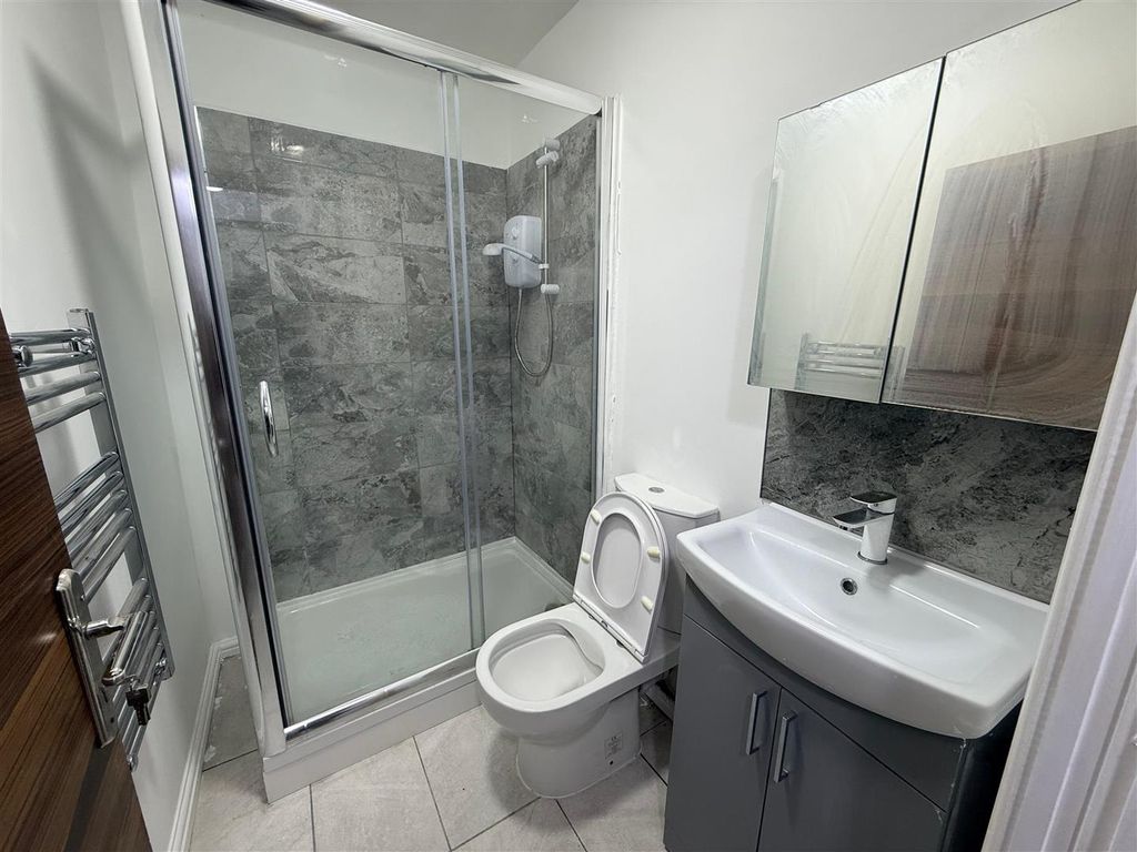 Property photo 3 of 7 Bathroom.Jpg