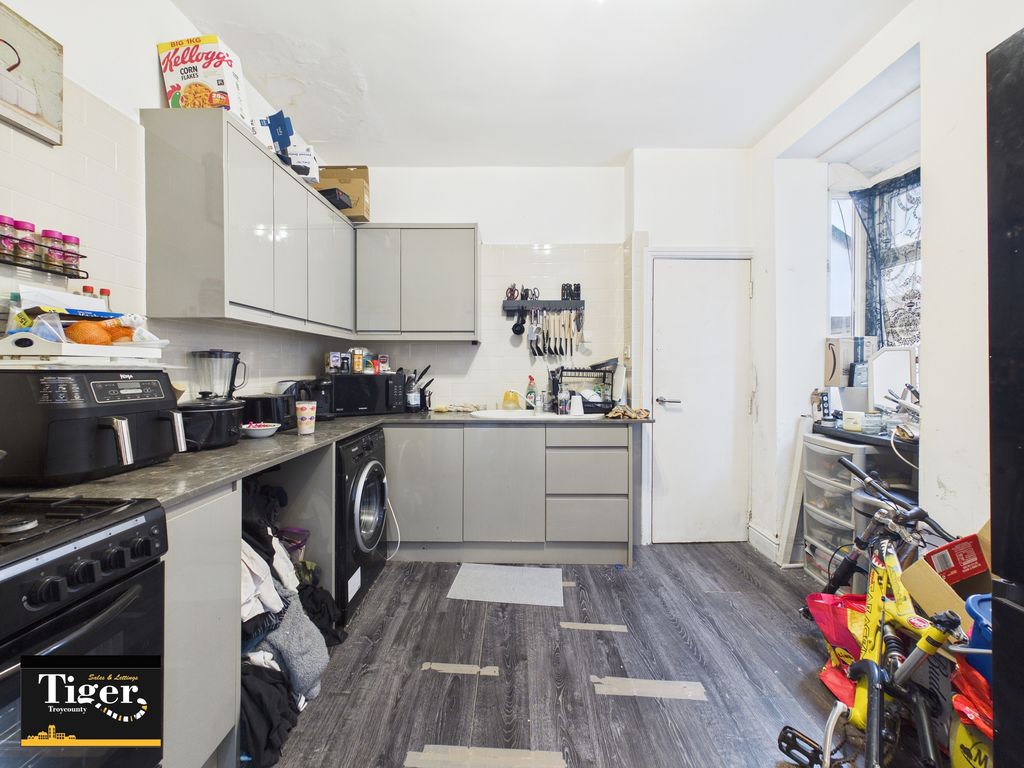 Property photo 3 of 20 Cam03440G0-Pr0539-Still002