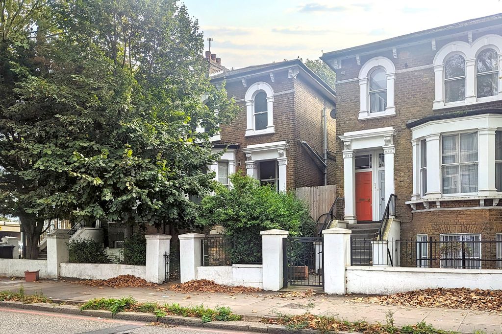 Property photo 1 of 10 Flat B, 527 Chiswick High Road, Chiswick, London W4 3Ay