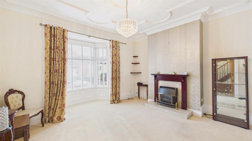 Property photo 2 of 20 Lounge