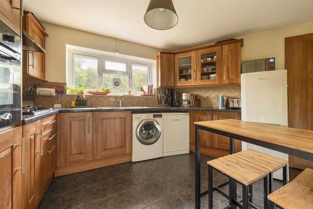 Property photo 3 of 25 Chigwell Road, E18