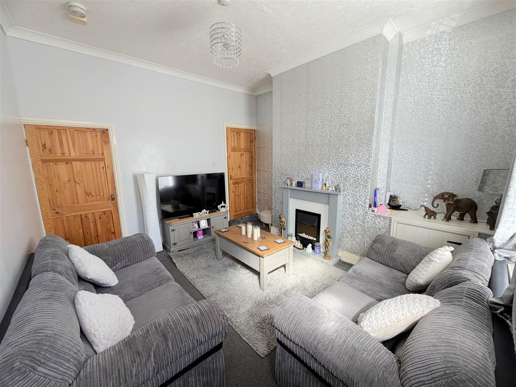 Property photo 3 of 16 Lounge