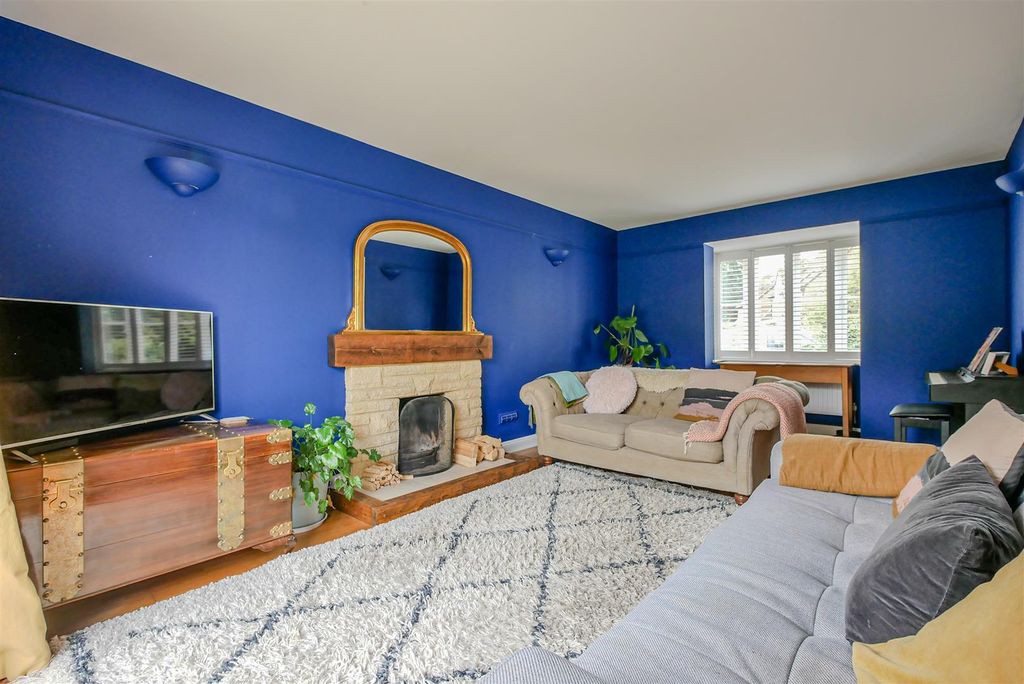 Property photo 3 of 23 Lounge