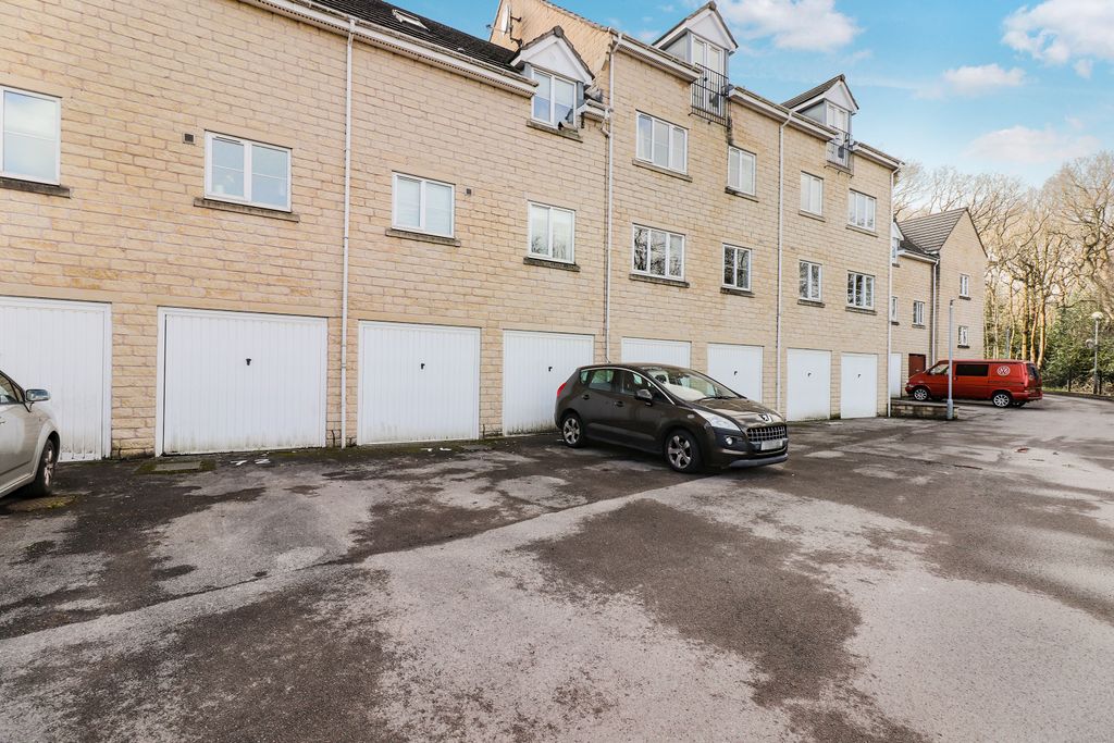 Property photo 3 of 20 Garage