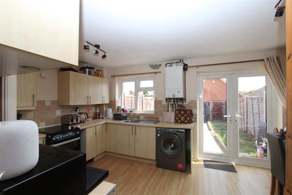 Property photo 3 of 11 Kitchen