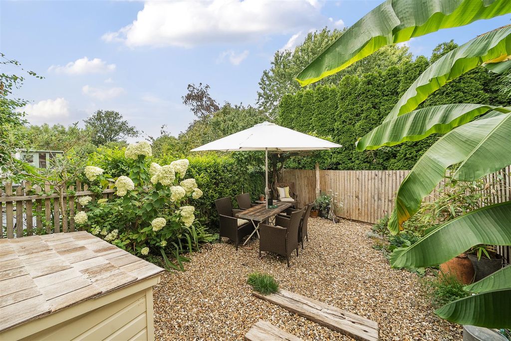 Property photo 3 of 17 Garden