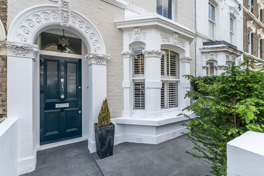 Property photo 1 of 32