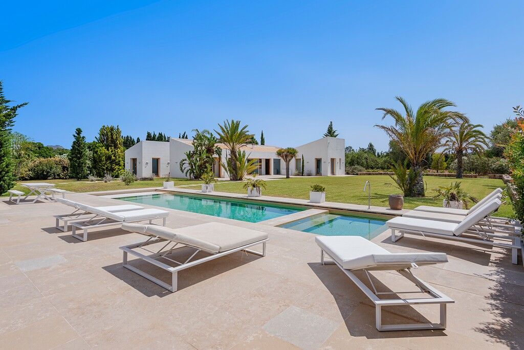 Property photo 2 of 20 Swimming Pool (3)