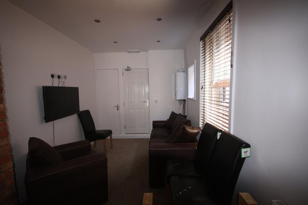 Property photo 3 of 5 34 Castle Lounge.Jpg
