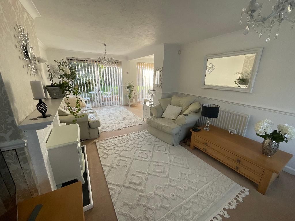 Property photo 2 of 28 L-Shaped Living Room 24'4 x 11'5>17'9