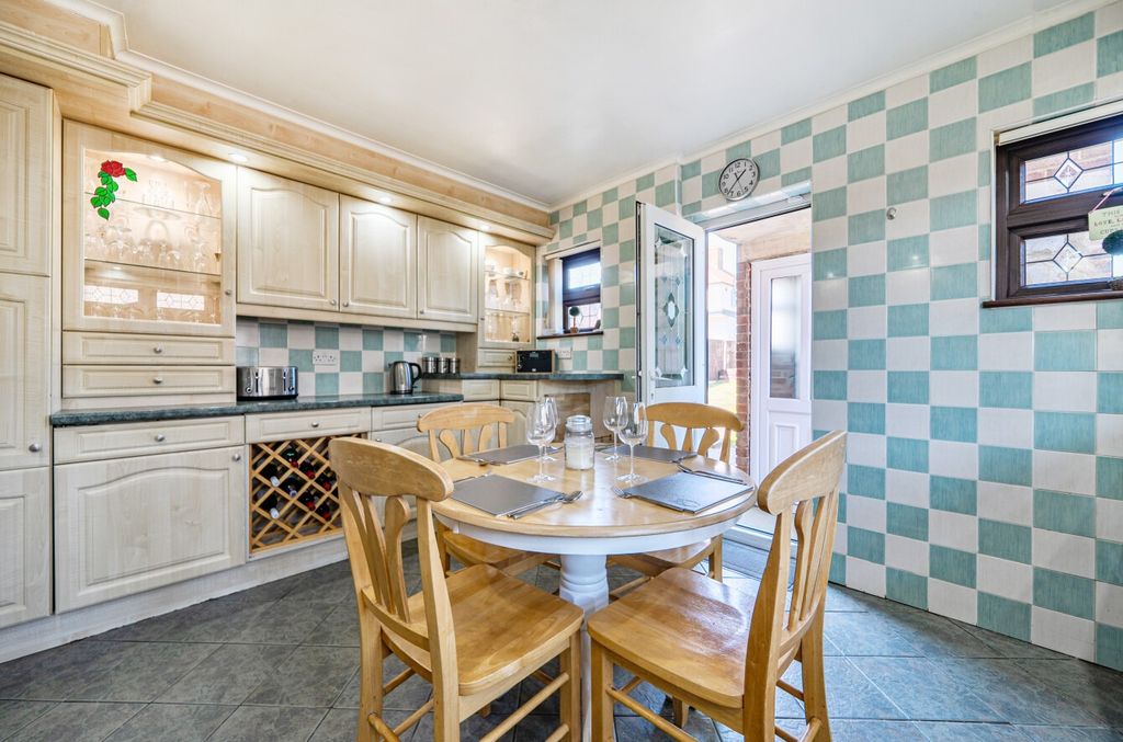 Property photo 2 of 17 4355871