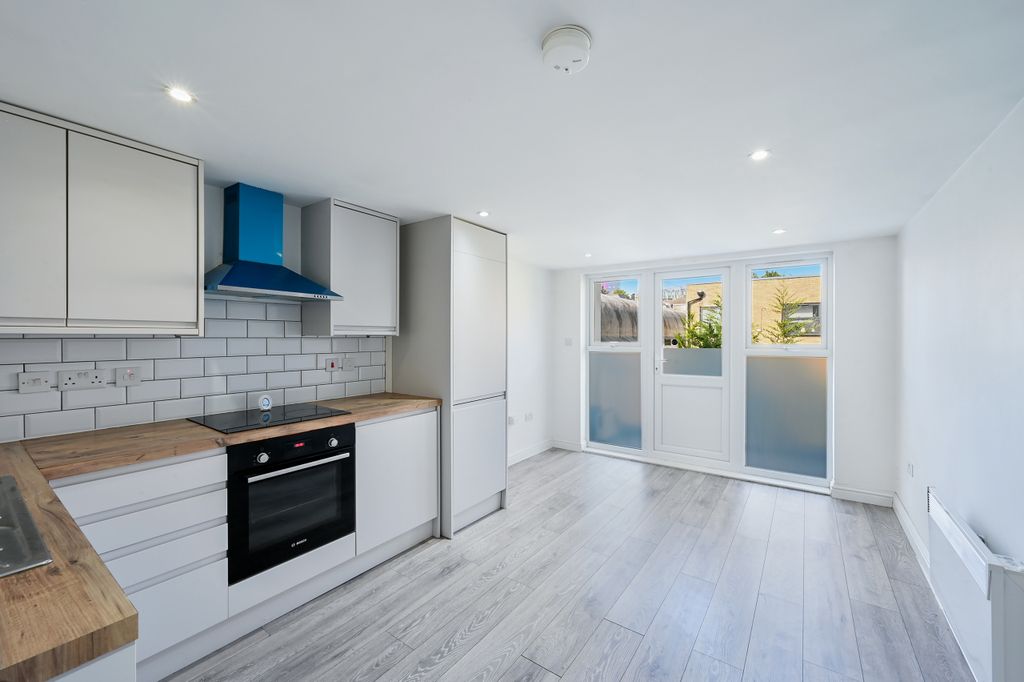 Property photo 2 of 8 Lansdowne Road,81,2- (4)