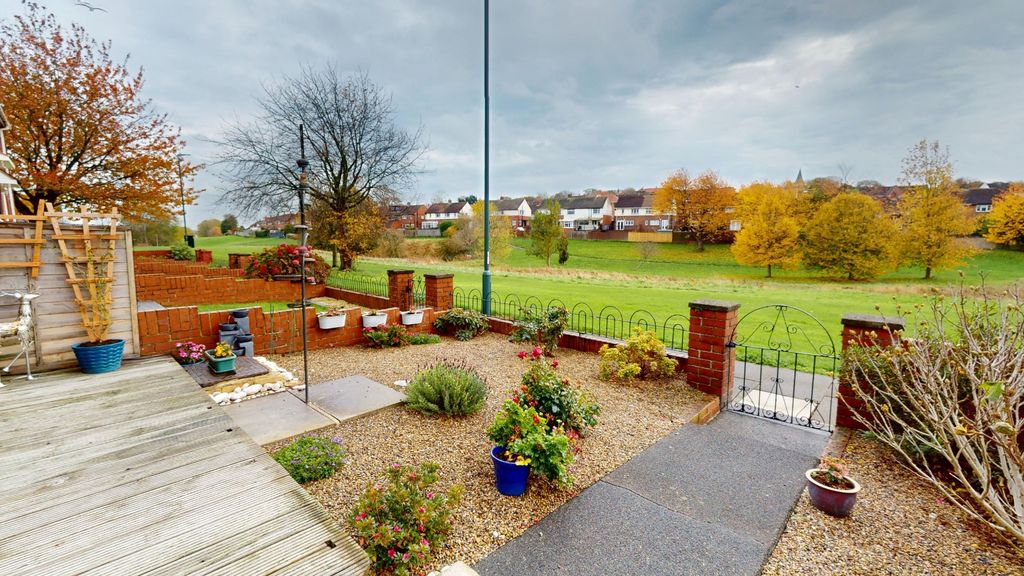 Property photo 2 of 17 4640302