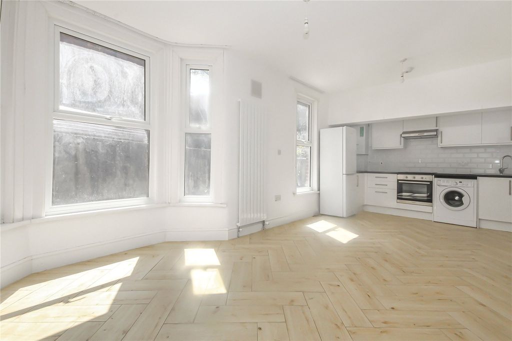Property photo 3 of 10 Reception/Kitchen