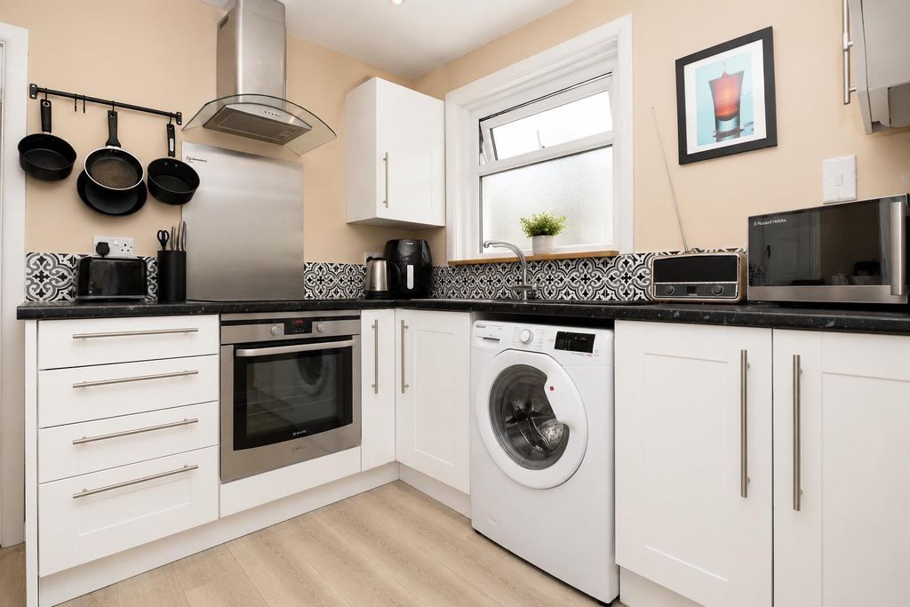 Property photo 2 of 11 Kitchen..Jpg