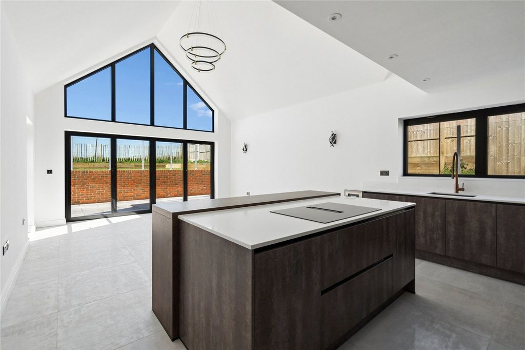 Property photo 2 of 24 Kitchen/Family/Diner