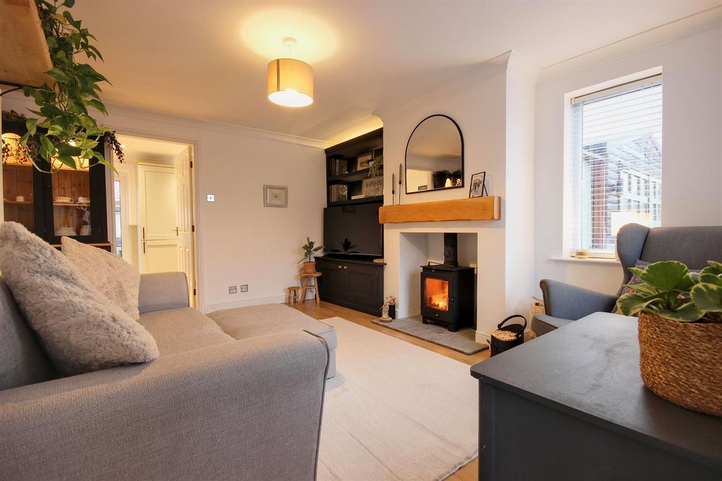 Property photo 1 of 18 Lounge