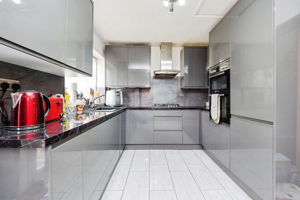 Property photo 2 of 18 Kitchen